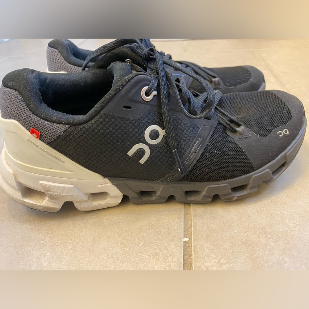 On running cloud flyer 4x1 shoes. Size 7.5. Good/ great condition.